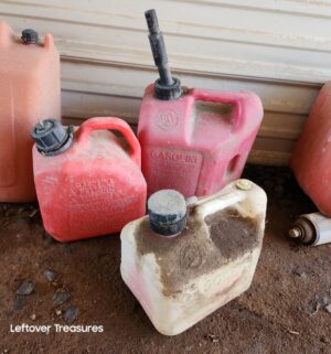 u86- empty fuel cans - Image 3