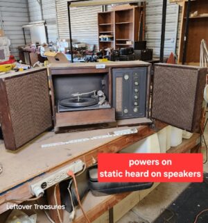 u136- GE solid-state tabletop record player and radio console