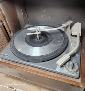 u136- GE solid-state tabletop record player and radio console - Image 3