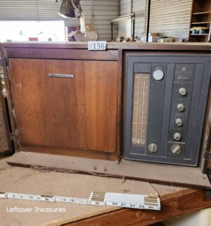 u136- GE solid-state tabletop record player and radio console - Image 6