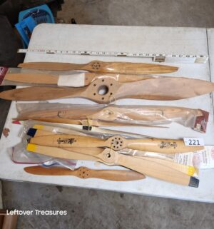 u221- wooden propellers are used for radio-controlled (RC) model aircraft