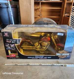 u299- Bright 9.6V Radio Controlled Harley-Davidson Fat Boy motorcycle in red and gold