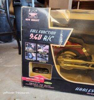 u299- Bright 9.6V Radio Controlled Harley-Davidson Fat Boy motorcycle in red and gold - Image 3