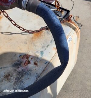 u300- large fuel transfer tank. Hose is cracked. Condition is unknown - Image 5