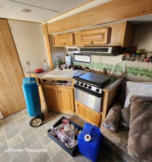 u303- (See Video) 2004 RVSIN 28 Foot Travel Trailer. 28RBXS w/ slide out. Last used in 2024. Currently Registered until Sept 2026. Sold with generator and all accessories and contents. - Image 10