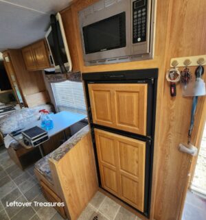 u303- (See Video) 2004 RVSIN 28 Foot Travel Trailer. 28RBXS w/ slide out. Last used in 2024. Currently Registered until Sept 2026. Sold with generator and all accessories and contents. - Image 14