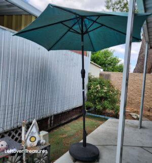v39- Patio Umbrella w/ Base. 6ft coverage