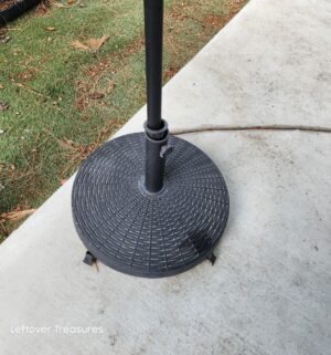 v39- Patio Umbrella w/ Base. 6ft coverage - Image 3