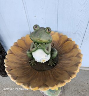 v45- polyresin sunflower frog bird bath - Image 3