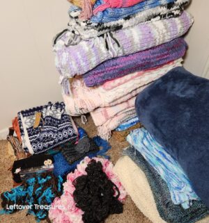 v101- large collection of knitted blankets, scarfs, blankets - Image 3