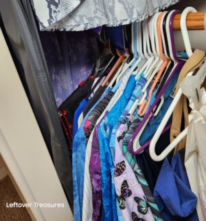 v102- (See Video) Closet of womens clothing and shoes. Very good condition - Image 4