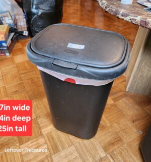 v130- Rubbermaid Trash Can