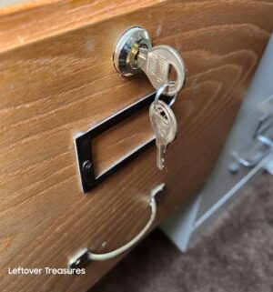 w40- File Cabinet w/ key - Image 3