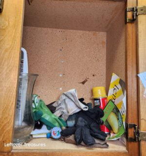 w61- contents of the laundry room cabinets - Image 4