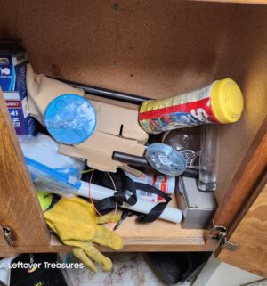 w61- contents of the laundry room cabinets - Image 5
