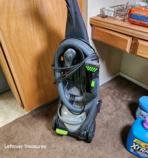 w65- Bissell Heated Carpet Cleaner. Powers on - Image 4