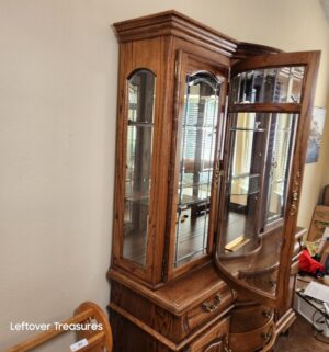 w98- 2 Piece China Hutch by Reel Furniture. Curved Glass. Serpentine Front. 1 Side Glass panel missing - Image 4