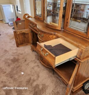 w98- 2 Piece China Hutch by Reel Furniture. Curved Glass. Serpentine Front. 1 Side Glass panel missing - Image 6