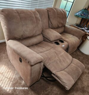 w100- La Z Boy Reclining Loveseat w/ storage, cup holders. Great shape - Image 3