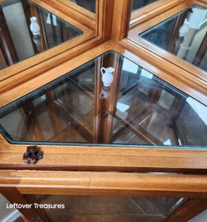 w102- Corner Curio Cabinet. Great condition - Image 4