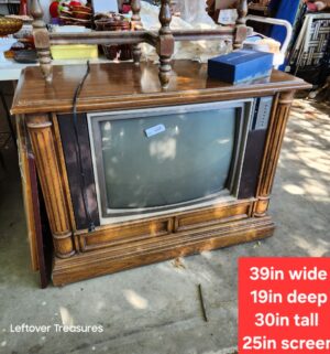 w109- Vintage Sylvania Super Set. Powers on. Screen is faint