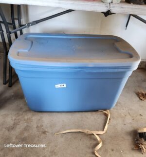 w134- HDX 30 gall totes. Only 1 lid