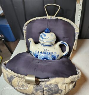 w201- vintage carriage cozy and teapot set featuring Delftware Dutch windmill - Image 4