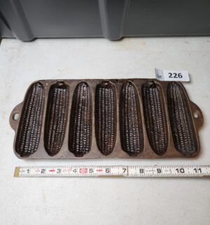 w226- vintage cast iron corn stick pan