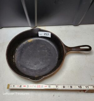 w257- cast iron 9.5 in skillet