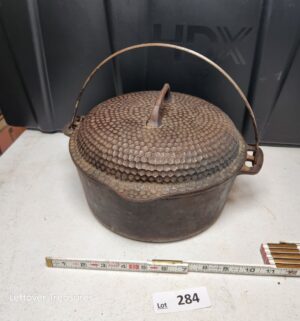 w284- Wagner ware Sidney 0 hammered cast iron dutch oven