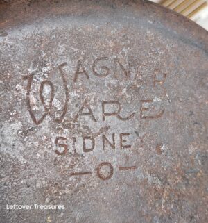 w284- Wagner ware Sidney 0 hammered cast iron dutch oven - Image 3