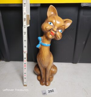 w292- Mid-Century Modern Italian Deruta style alley cat pottery sculpture