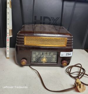 w294- 1946 General Electric Model 202 Bakelite tube radio. Powers on. Lights up. Static heard on speakers