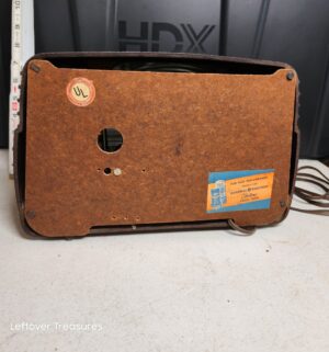 w294- 1946 General Electric Model 202 Bakelite tube radio. Powers on. Lights up. Static heard on speakers - Image 3
