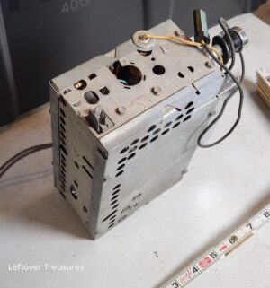 w297- appears to be a vintage 1957 Chevrolet Wonder Bar AM radio - Image 3