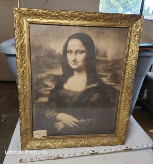 w371- 1940s reproduction of the famous Mona Lisa portrait by Leonardo da Vinci, framed in an ornate, gold-toned Baroque-style