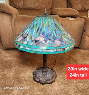 w370- Contemporary Tiffany Style Stained Glass Table Lamp. Beautiful Condition. No Damaged seen.