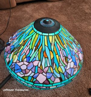 w370- Contemporary Tiffany Style Stained Glass Table Lamp. Beautiful Condition. No Damaged seen. - Image 4