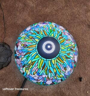w370- Contemporary Tiffany Style Stained Glass Table Lamp. Beautiful Condition. No Damaged seen. - Image 5