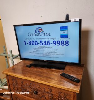 x35- Samsung 32 inch TV Monitor w/ Remote 2013 Model