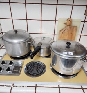 x109- Stockpots, pressure cooker