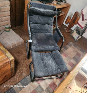 x130- Lounge Chair & Ottoman. Needs a cleaning to remove cat hair