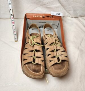x267- Earth Shoe Size 9
