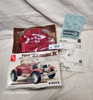 x315- AMT Ertl 1:25 scale plastic model kit of a 1929 Ford Model A Roadster