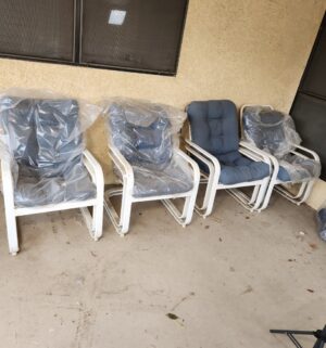 y6- Set of 4 metal patio chairs w/ cushions