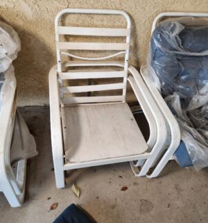 y6- Set of 4 metal patio chairs w/ cushions - Image 3