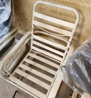 y6- Set of 4 metal patio chairs w/ cushions - Image 4