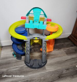 y28- Fisher-Price Little People Launch & Loop Raceway - Image 3