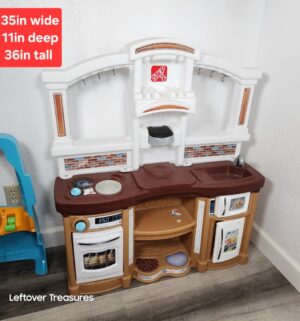 y31- Step2 Fun with Friends Play Kitchen