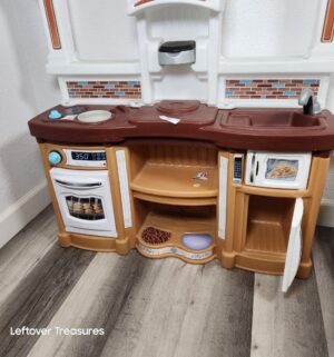 y31- Step2 Fun with Friends Play Kitchen - Image 3